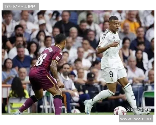 足球明星在比赛中意外被脱裤子引发全场哗然引起媒体热议